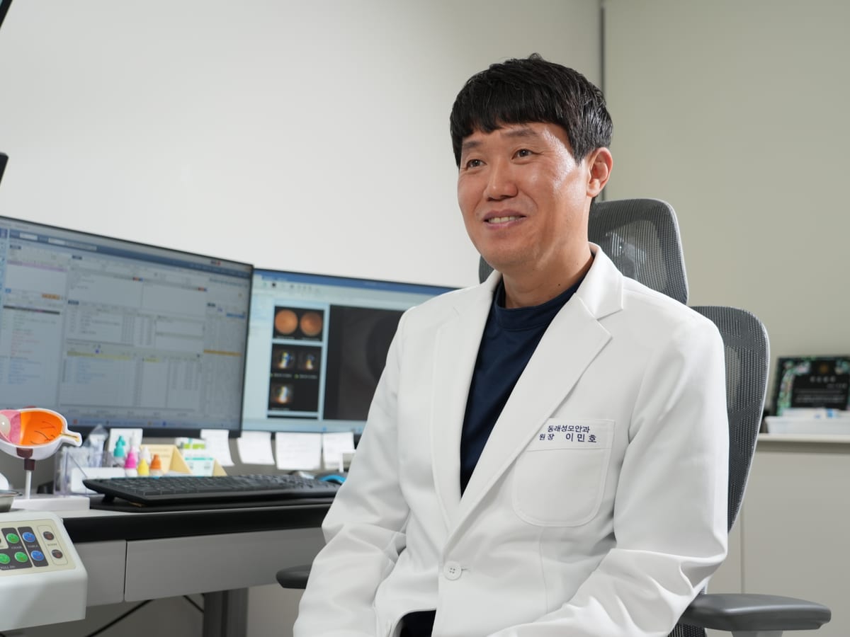 진료실에서 안저 사진이 띄워진 모니터 앞에 앉아 이야기를 나누는 이민호 대표원장